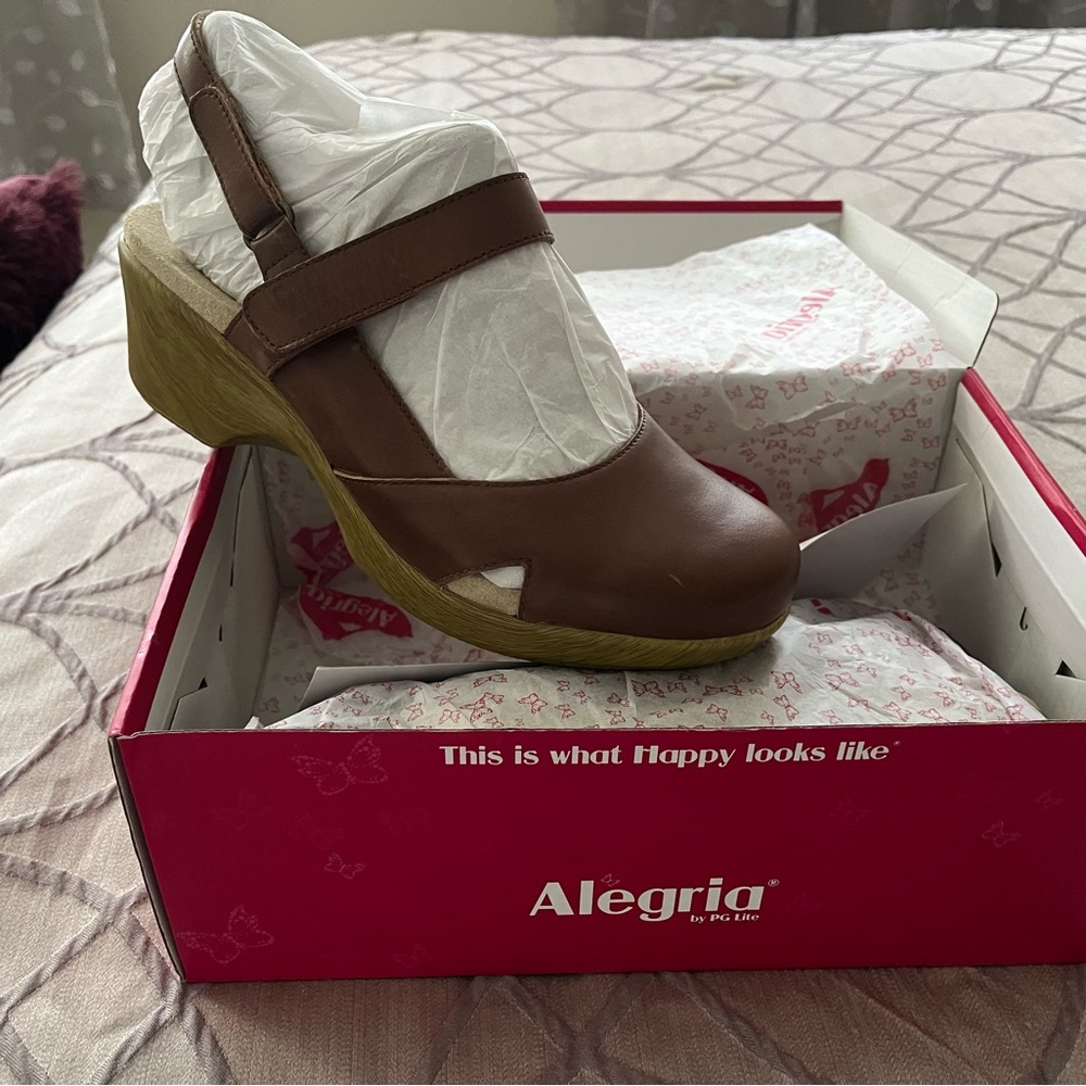 Alegria women’s wedge shoe cognac color